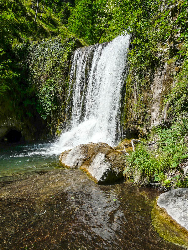 A waterfall along the Valle dell Ferriere trail above Amalfi. (Photo by Sbrinz82)