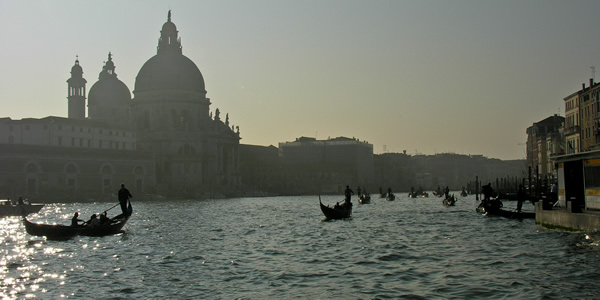 A gondola rowing lesson in Venice