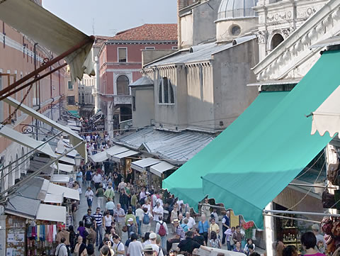 The souvenir and food market near Rialto